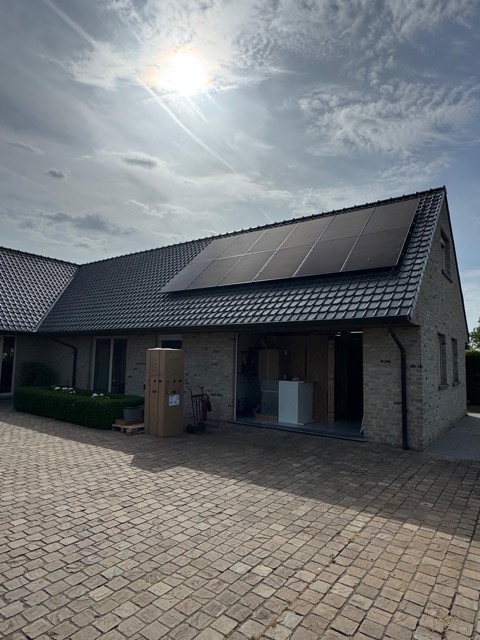 Zonnepanelen en laadpaal Izegem