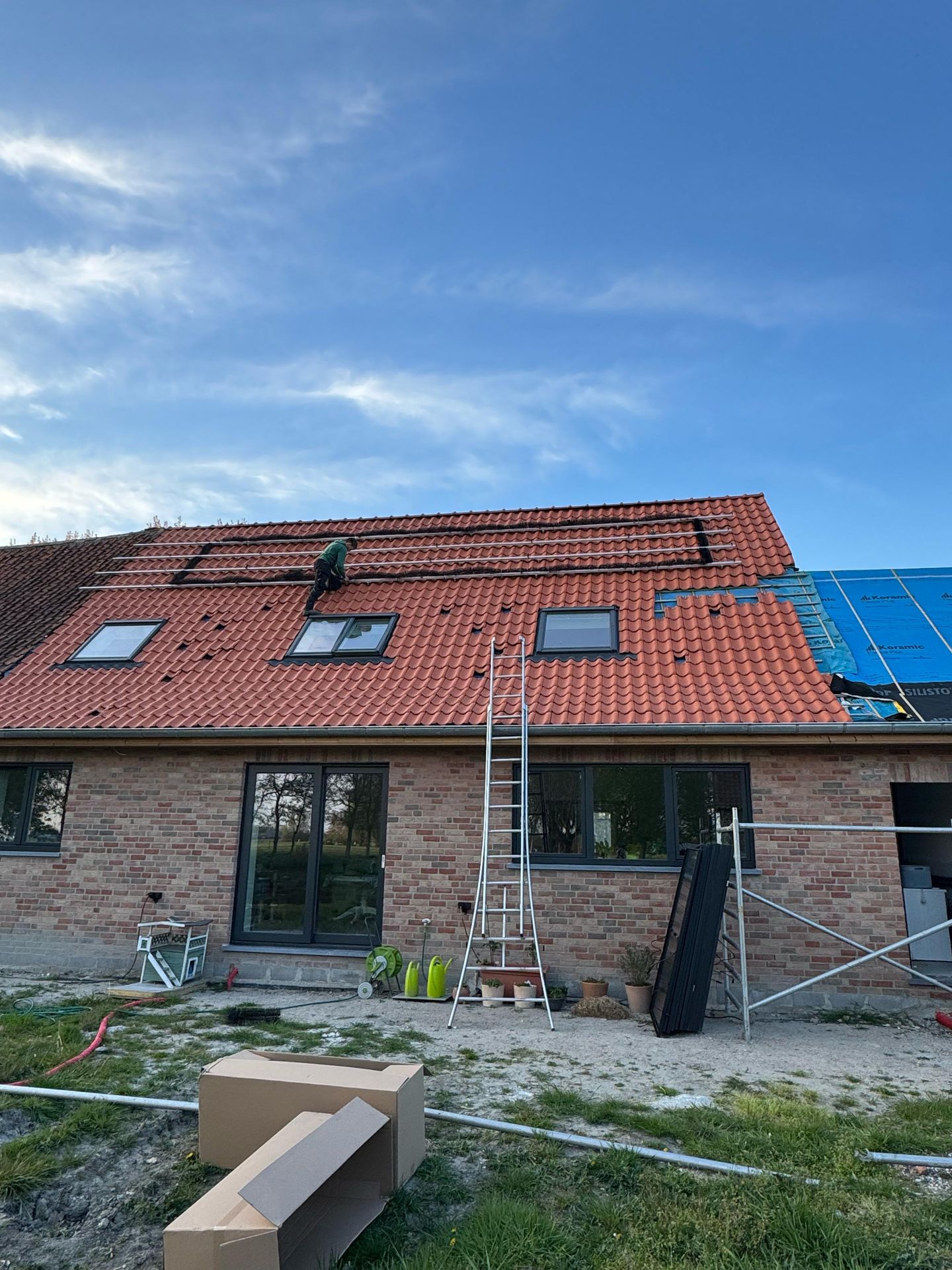 Technieker tijdens installatie in Zuienkerke