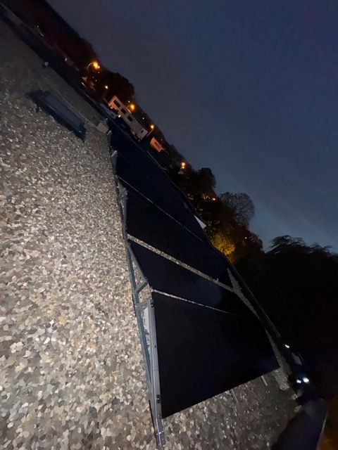 Technieker tijdens installatie in Ruiselede