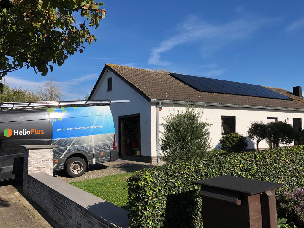 HelioPlus-bestelwagen voor een woning met zonnepanelen in West-Vlaanderen