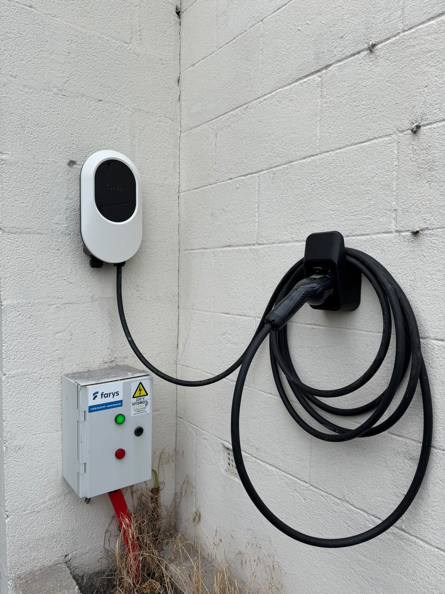 installatie bij een klant in Zuienkerke: zonnepanelen, omvormer en laadpaal